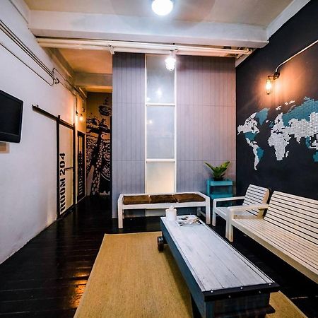 Zeds Hostel Банкок Екстериор снимка