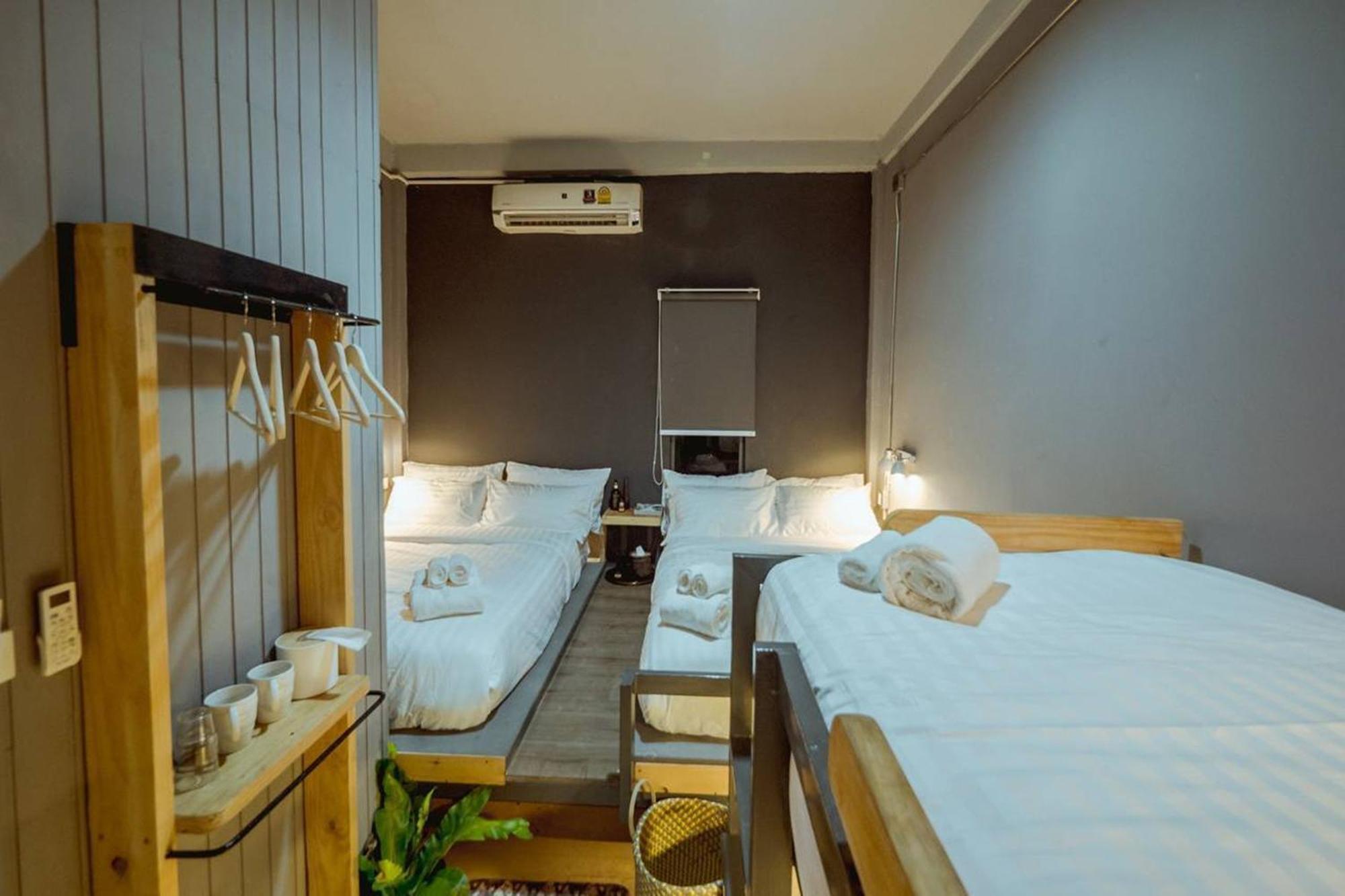 Zeds Hostel Банкок Екстериор снимка