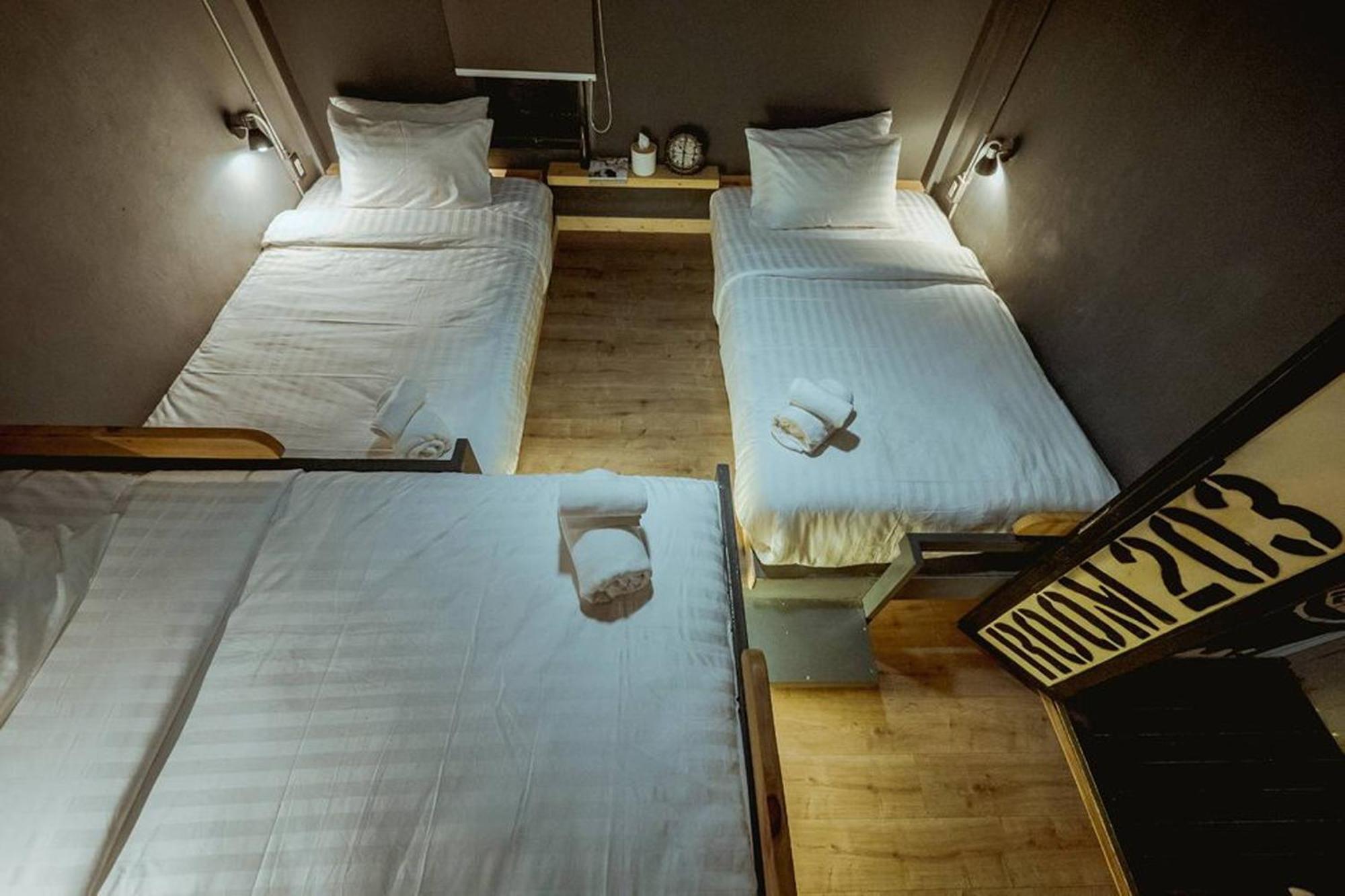 Zeds Hostel Банкок Екстериор снимка