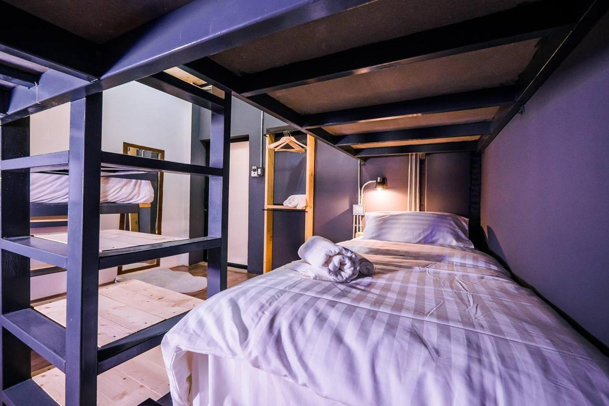 Zeds Hostel Банкок Екстериор снимка
