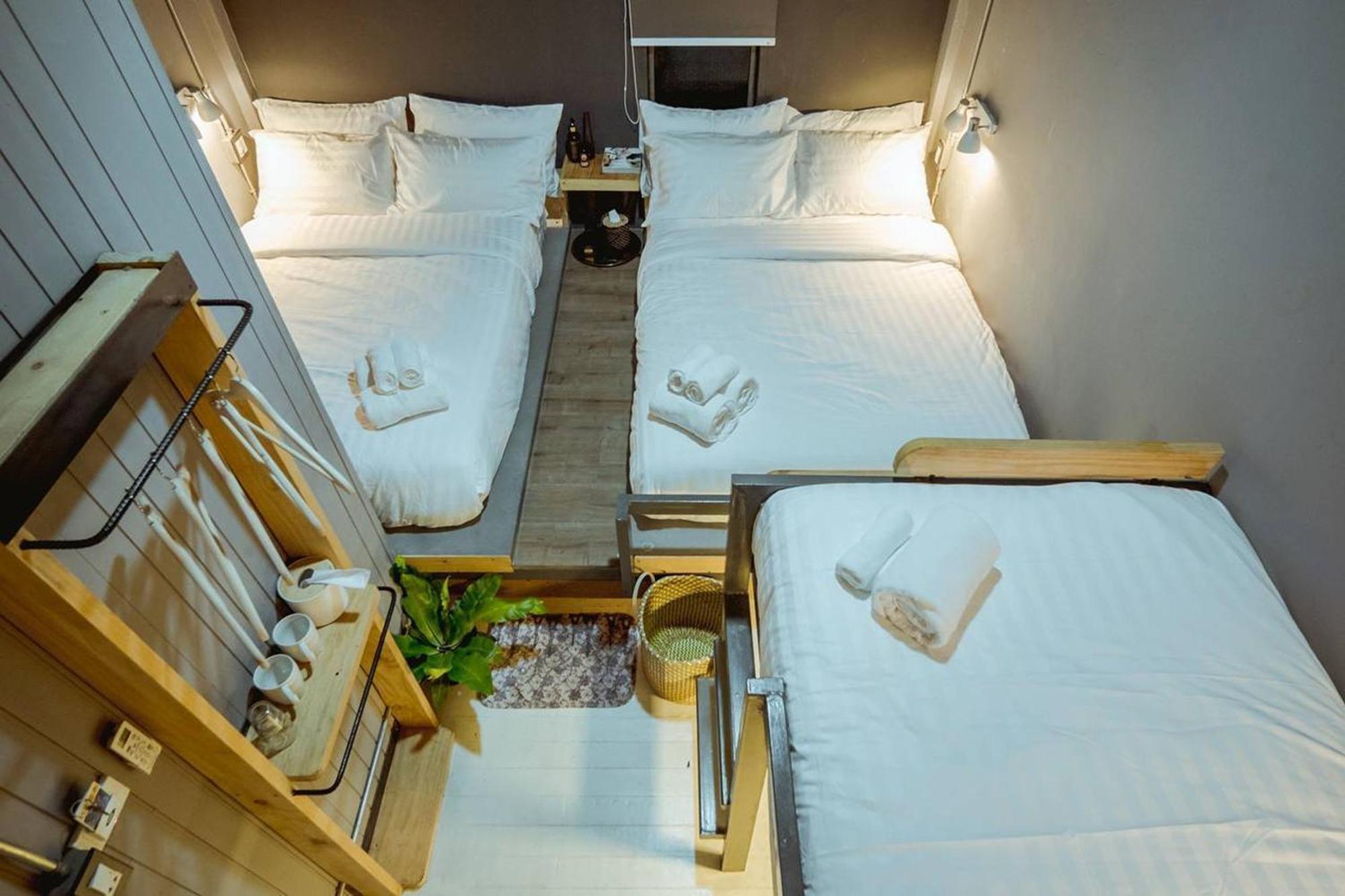 Zeds Hostel Банкок Екстериор снимка