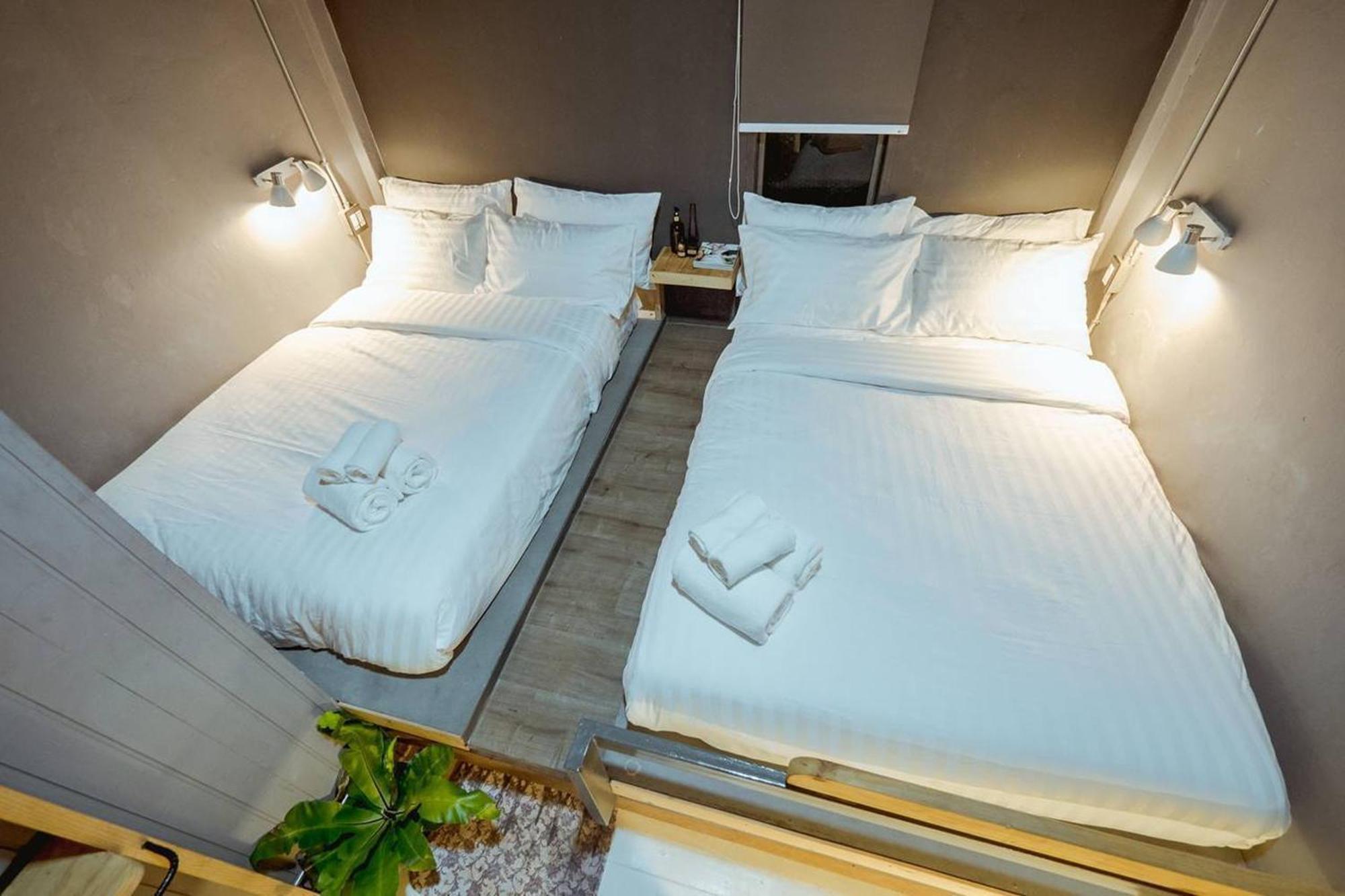 Zeds Hostel Банкок Екстериор снимка