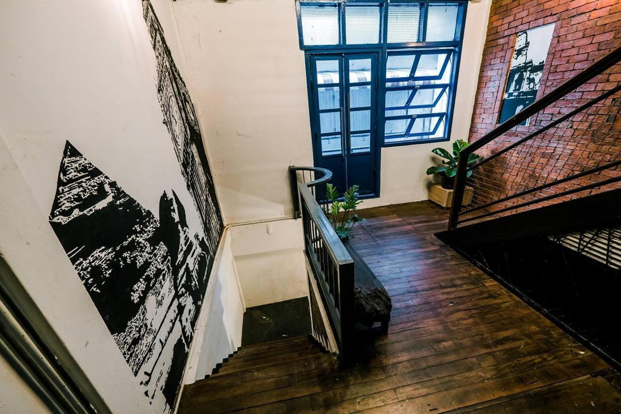 Zeds Hostel Банкок Екстериор снимка