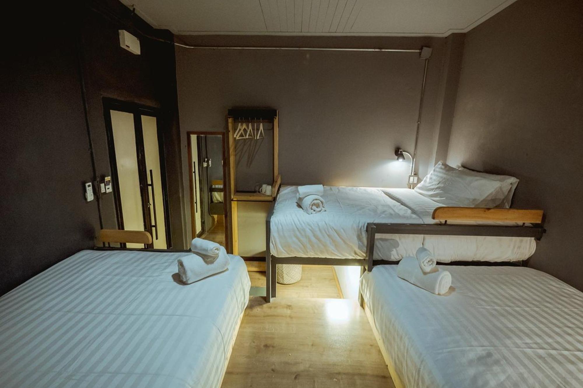 Zeds Hostel Банкок Екстериор снимка