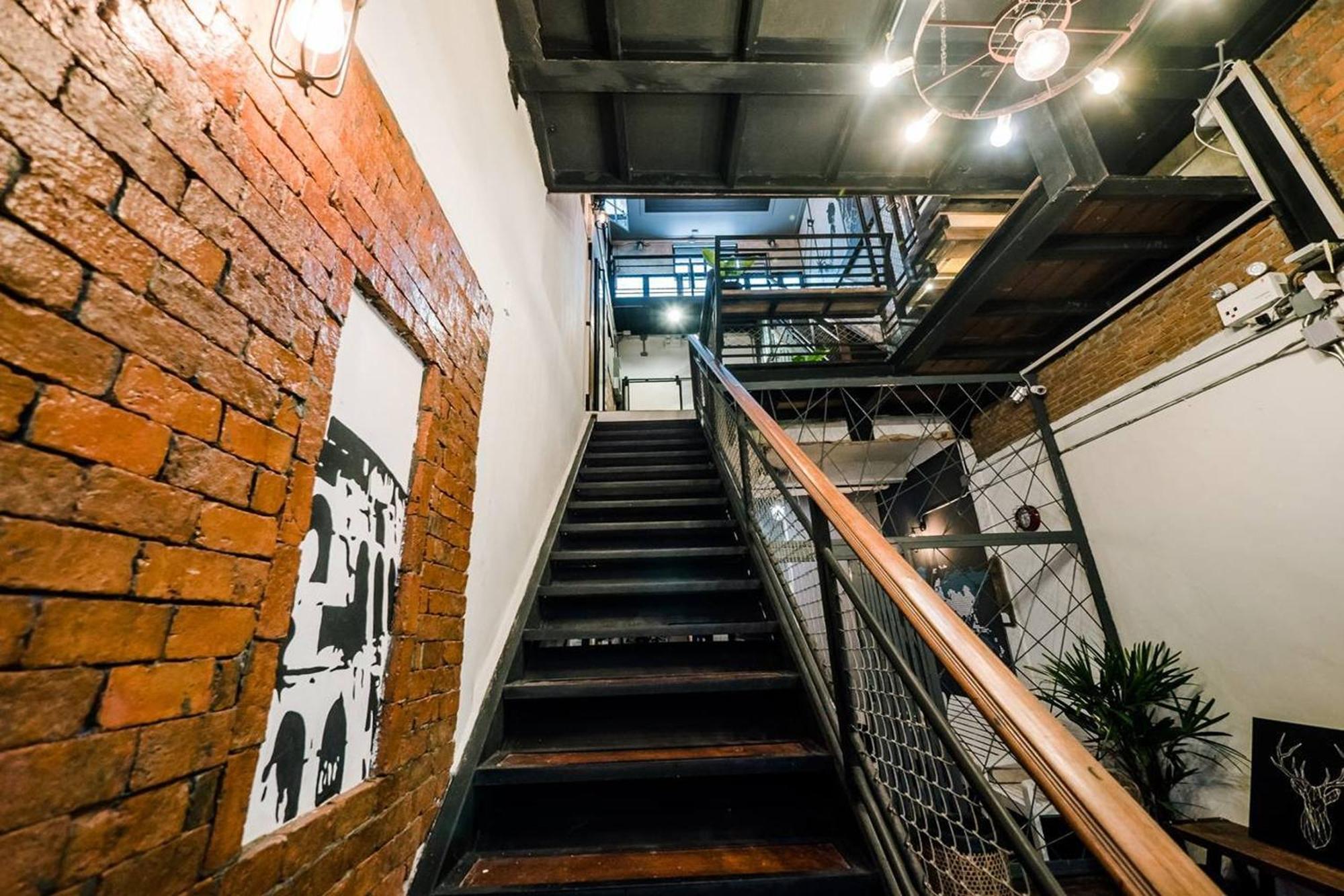Zeds Hostel Банкок Екстериор снимка