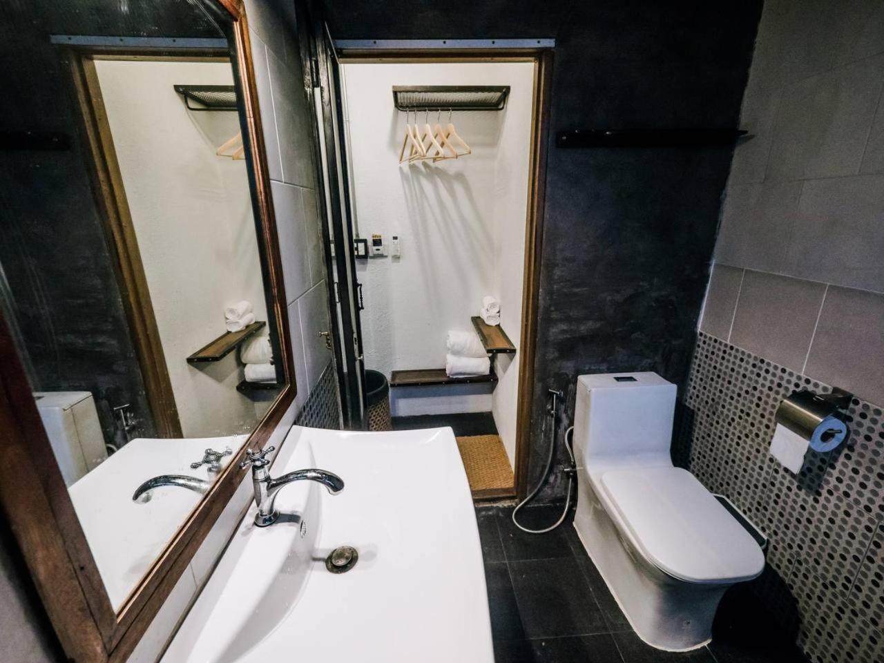 Zeds Hostel Банкок Екстериор снимка