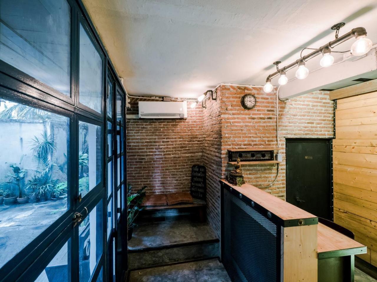 Zeds Hostel Банкок Екстериор снимка