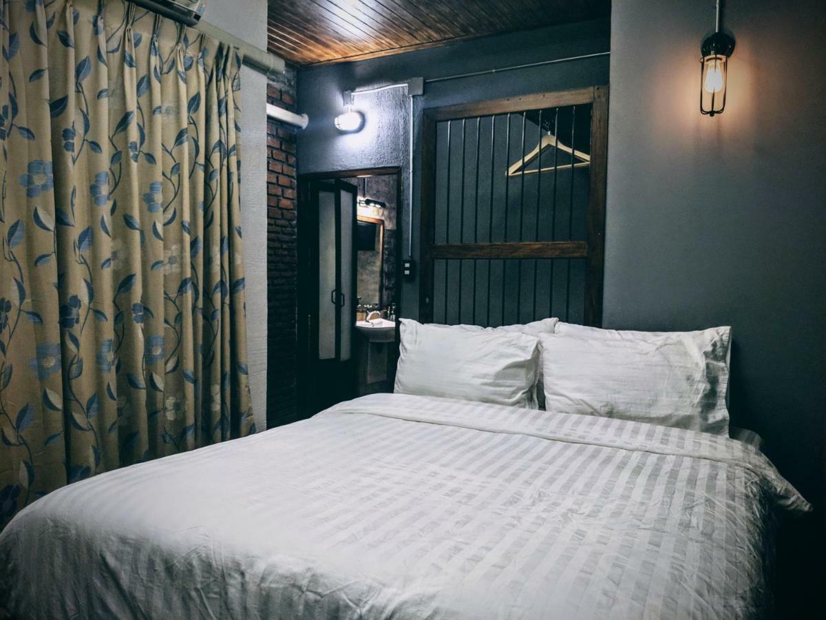 Zeds Hostel Банкок Екстериор снимка