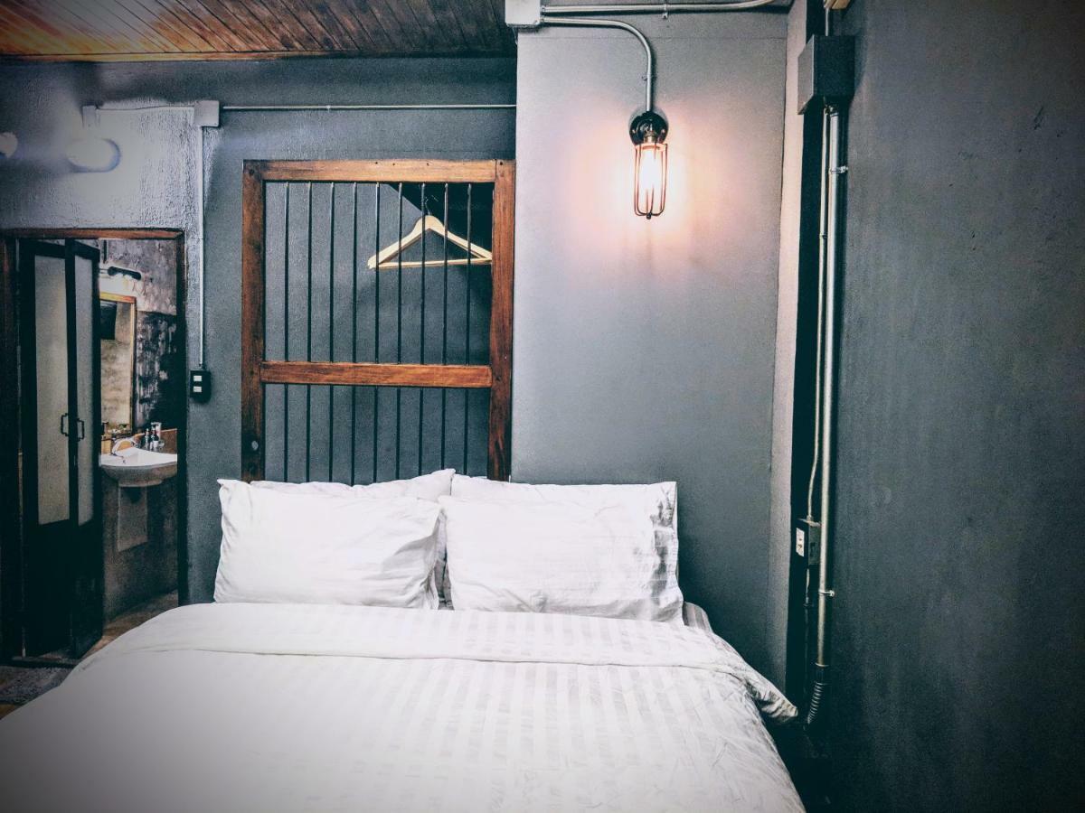 Zeds Hostel Банкок Екстериор снимка